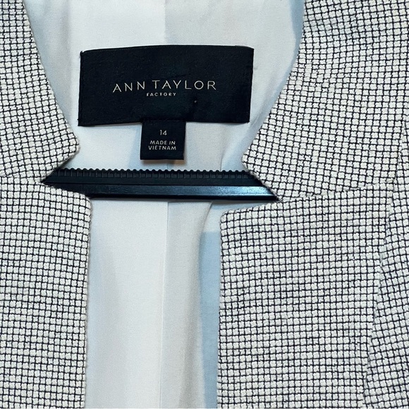 Ann Taylor Factory Women's Light Gray Blazer - Picture 4 of 6